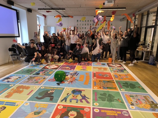 Plateau de jeu, dés géants et foulards